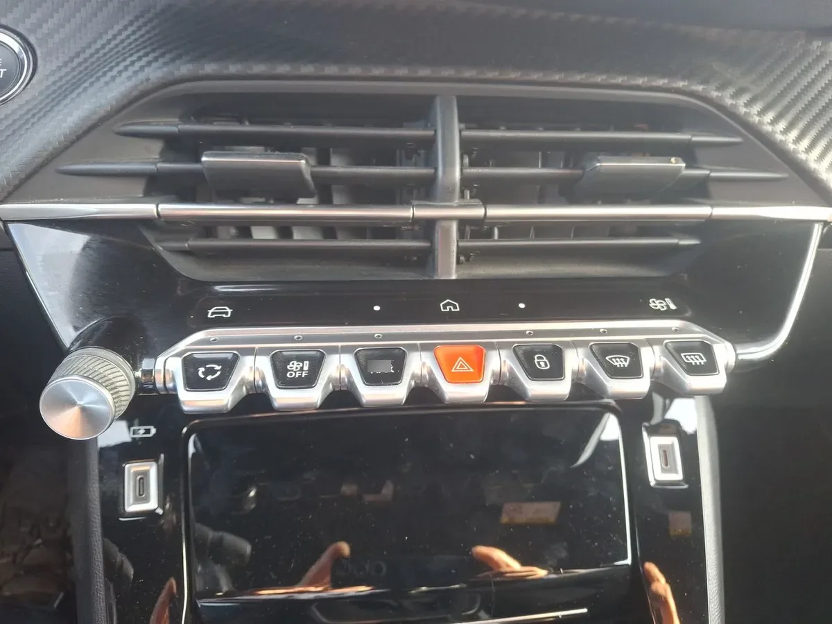 Peugeot 2008 1.2 Allure Pack Puretech 130hp 4x2 Mt 5p año 2024
