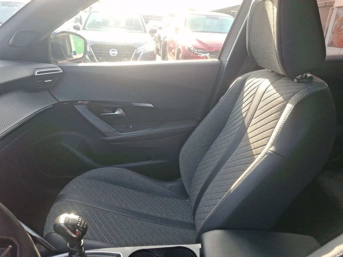 Peugeot 2008 1.2 Allure Pack Puretech 130hp 4x2 Mt 5p año 2024