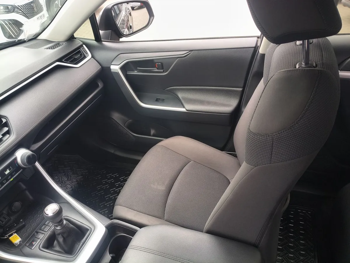 Toyota Rav 4 2.0 Le 4x2 Mt 5p año 2022