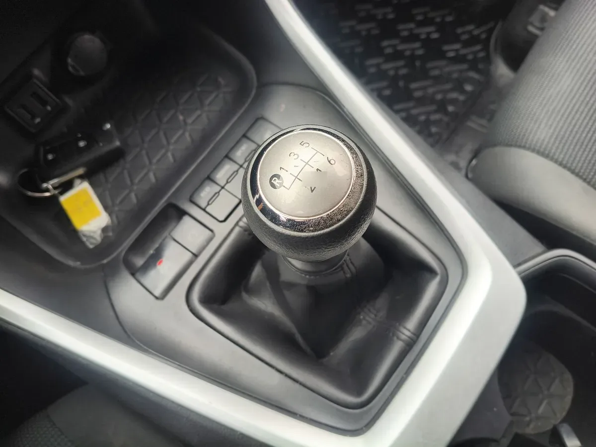 Toyota Rav 4 2.0 Le 4x2 Mt 5p año 2022