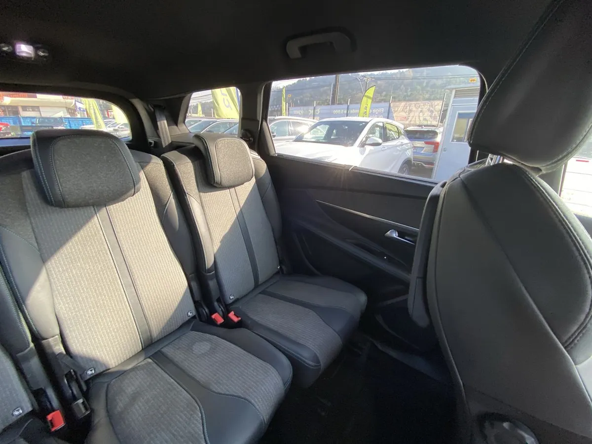 Peugeot 5008 1.5 Allure Pack Bluehdi 130 4x2 Eat8 5p año 2024