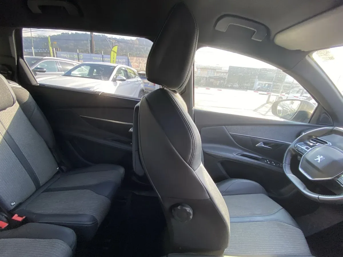 Peugeot 5008 1.5 Allure Pack Bluehdi 130 4x2 Eat8 5p año 2024