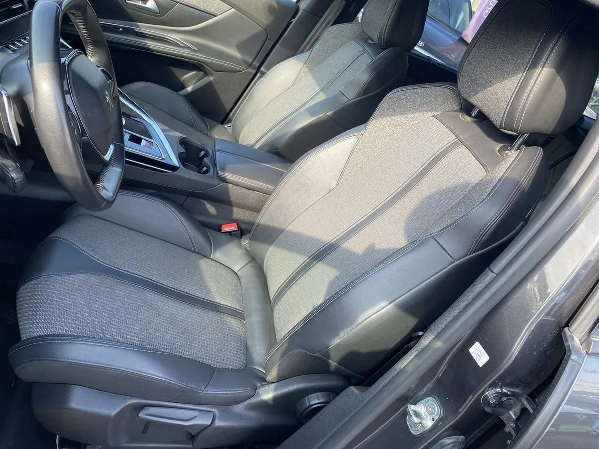 Peugeot 5008 1.5 Allure Pack Bluehdi 130 4x2 Eat8 5p año 2024