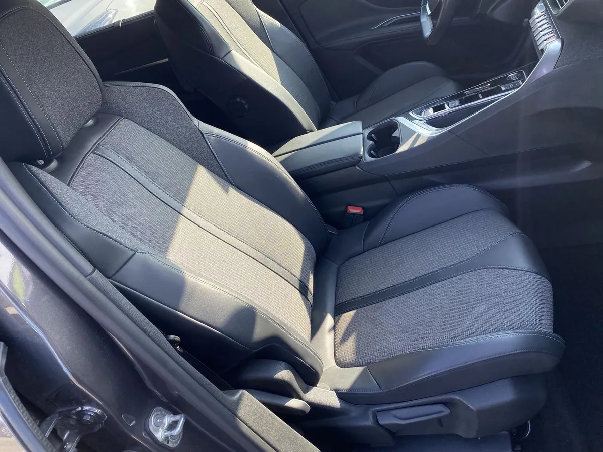 Peugeot 5008 1.5 Allure Pack Bluehdi 130 4x2 Eat8 5p año 2024