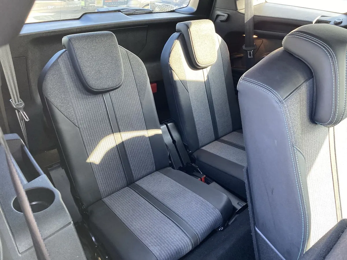 Peugeot 5008 1.5 Allure Pack Bluehdi 130 4x2 Eat8 5p año 2024