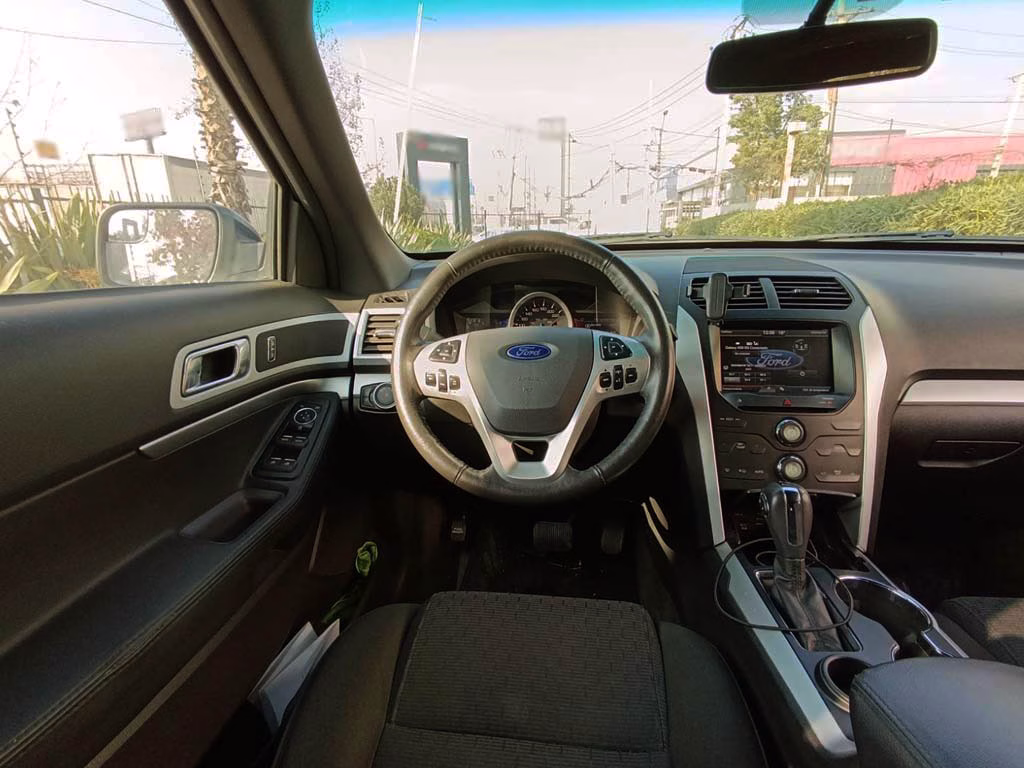 Ford Explorer Xlt 4x2 año 2014