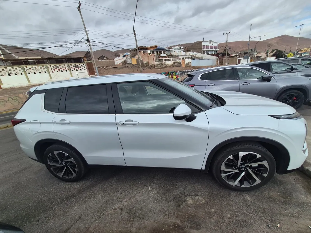 MITSUBISHI OUTLANDER Otra año 2025