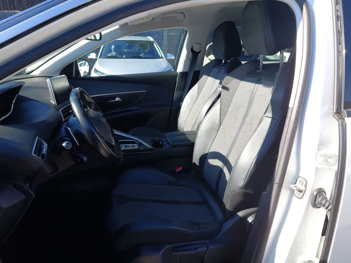 Peugeot 5008 1.5 Allure Bluehdi 4x2 130 Eat6 5p año 2020