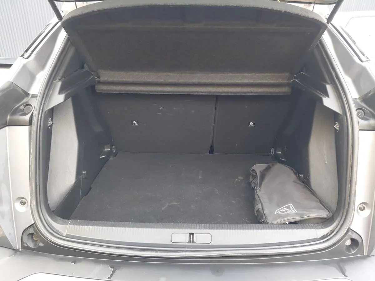 Peugeot 2008 1.5 Allure Pack Bluehdi 130hp Diesel 4x2 Eat8 5p año 2024