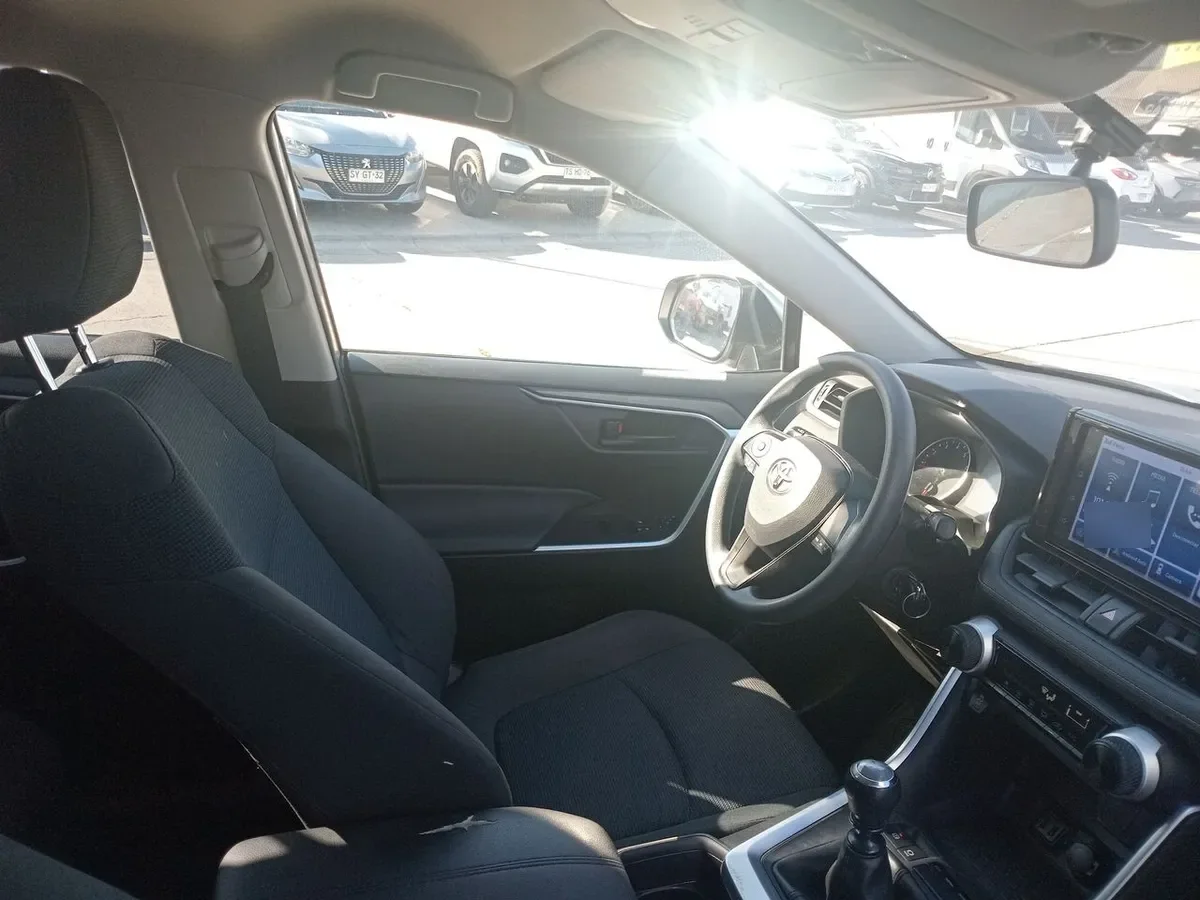 Toyota Rav 4 2.0 Le 4x2 Mt 5p año 2022