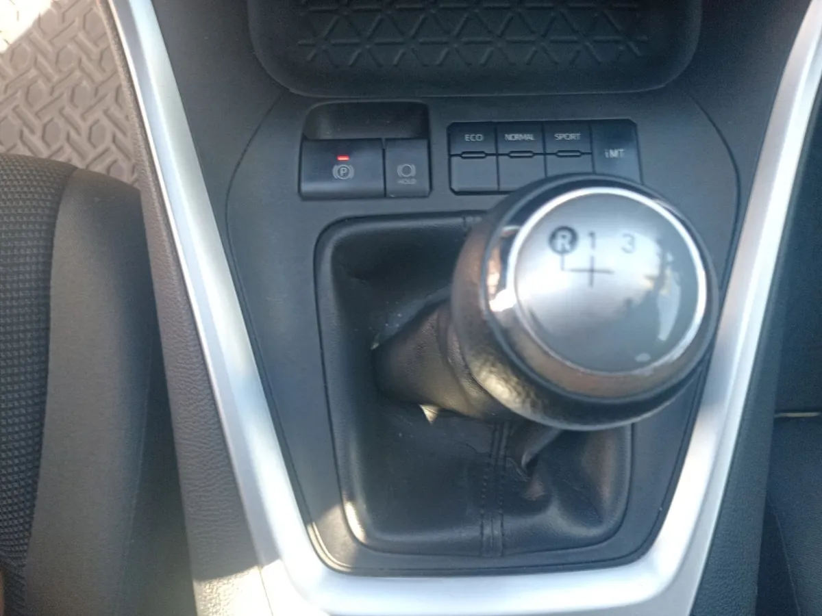 Toyota Rav 4 2.0 Le 4x2 Mt 5p año 2022