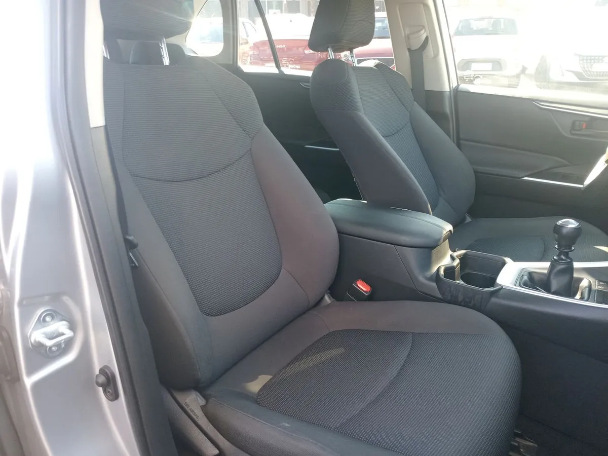 Toyota Rav 4 2.0 Le 4x2 Mt 5p año 2022