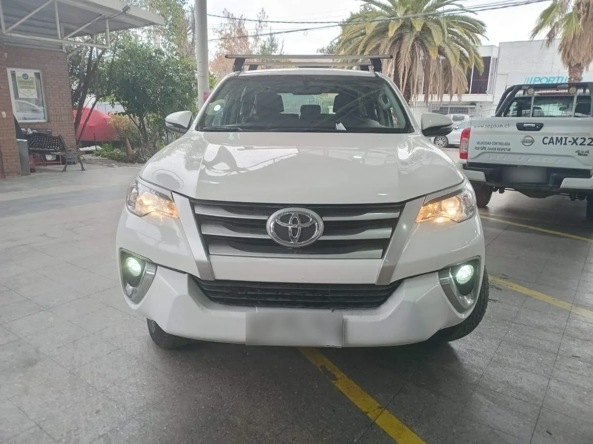 Toyota Fortunner 2.7 Sr5 4x2 At 5p año 2020