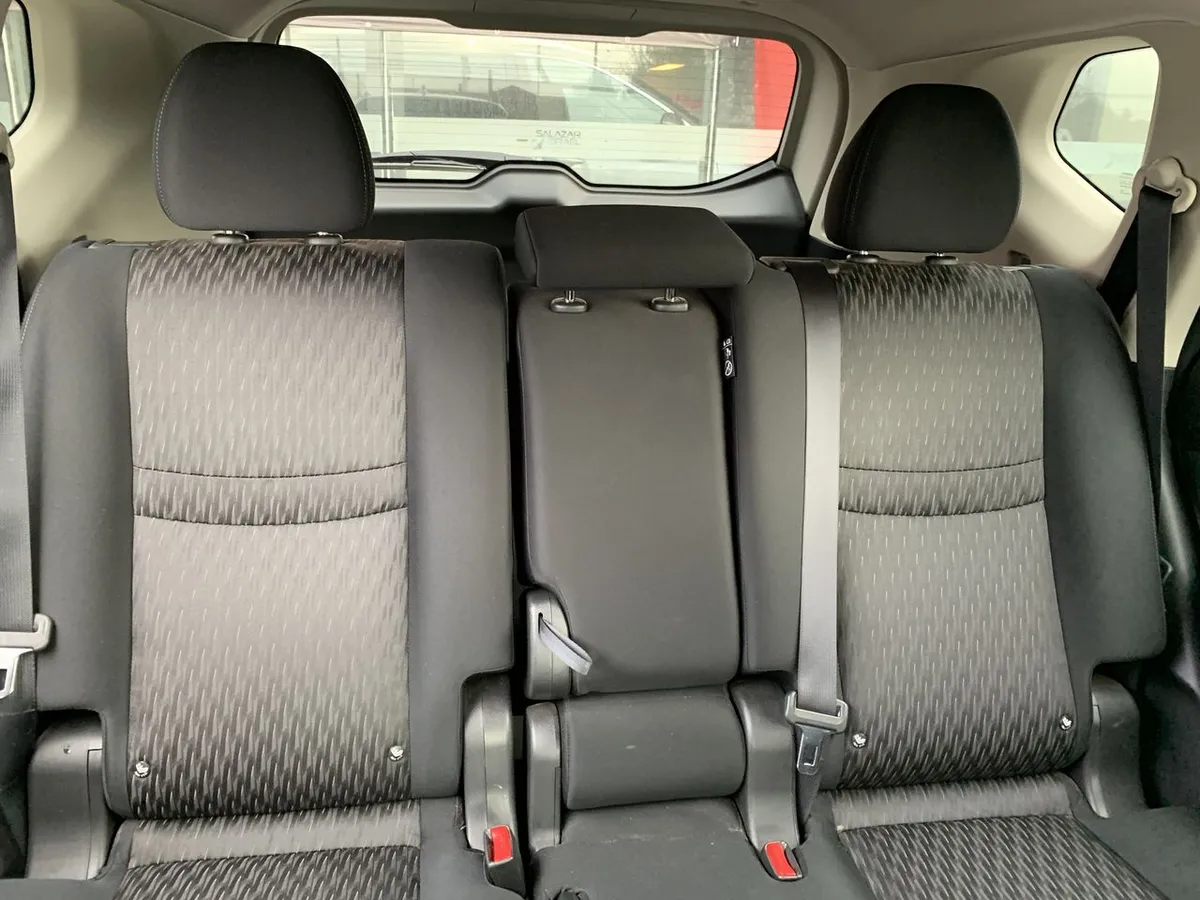 Nissan X-Trail 2.5 Sense 4x2 2row Cvt At 5p año 2023