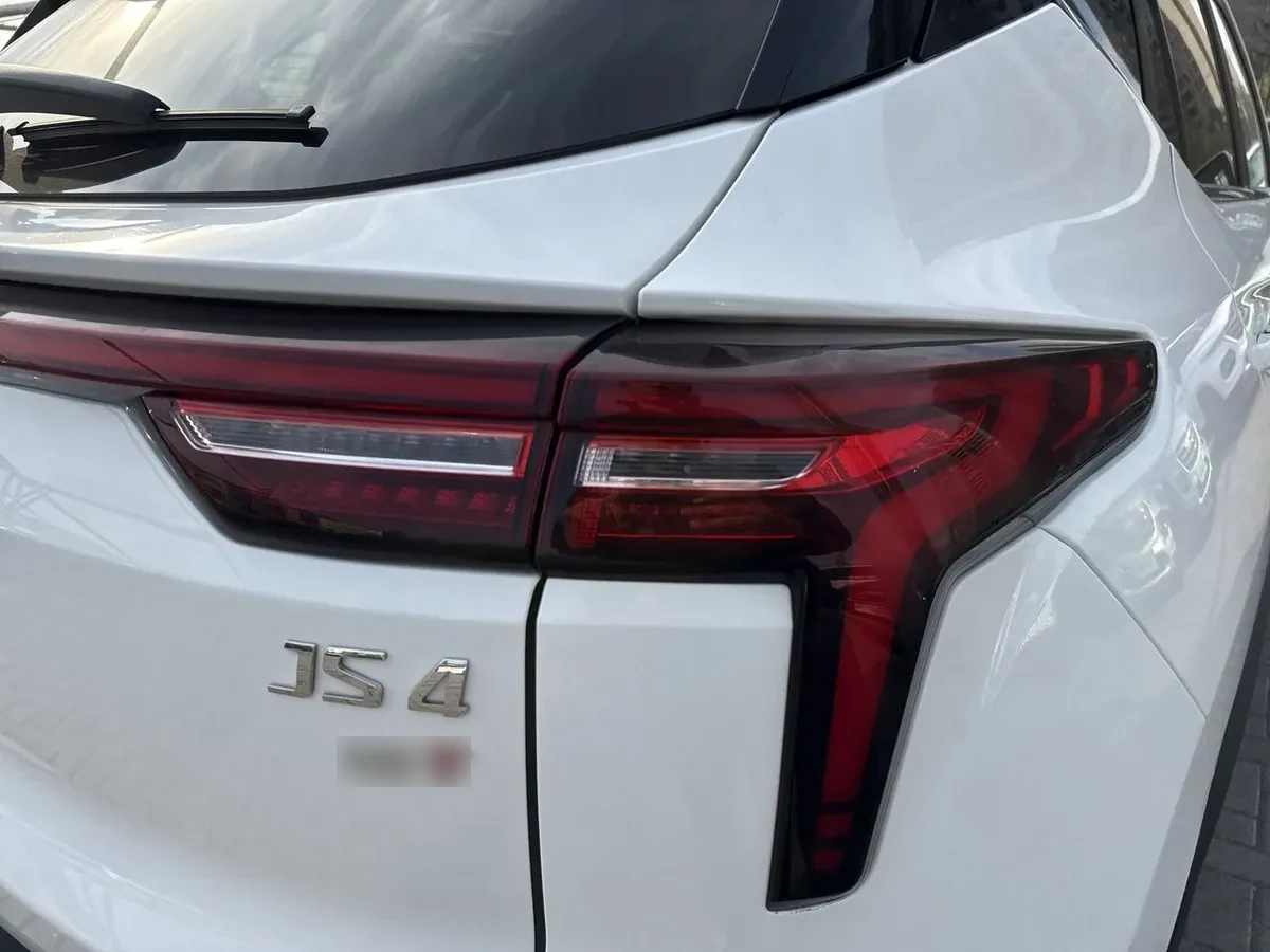 JAC Js4 1.5 Luxury 4x2 Bicolor Cvt At 5p año 2024