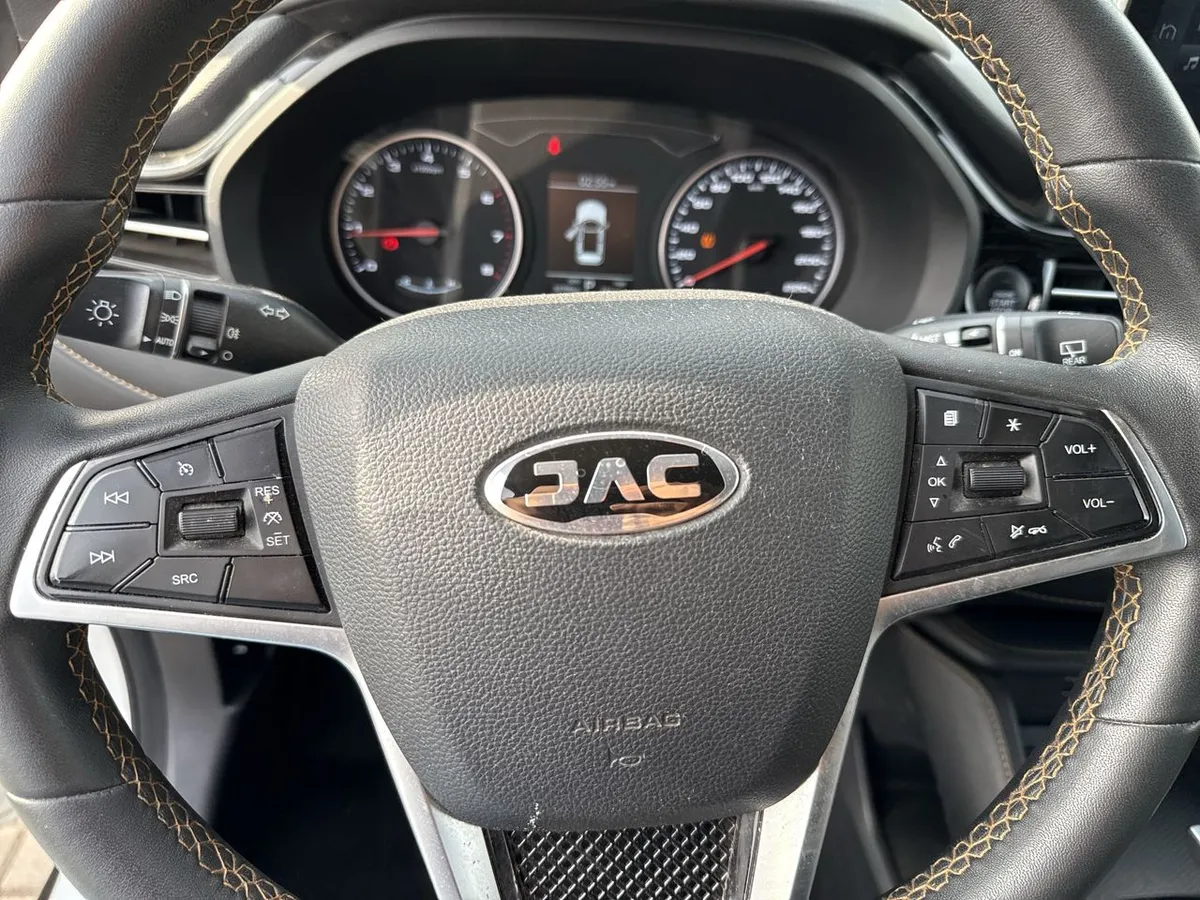 JAC Js4 1.5 Luxury 4x2 Bicolor Cvt At 5p año 2024