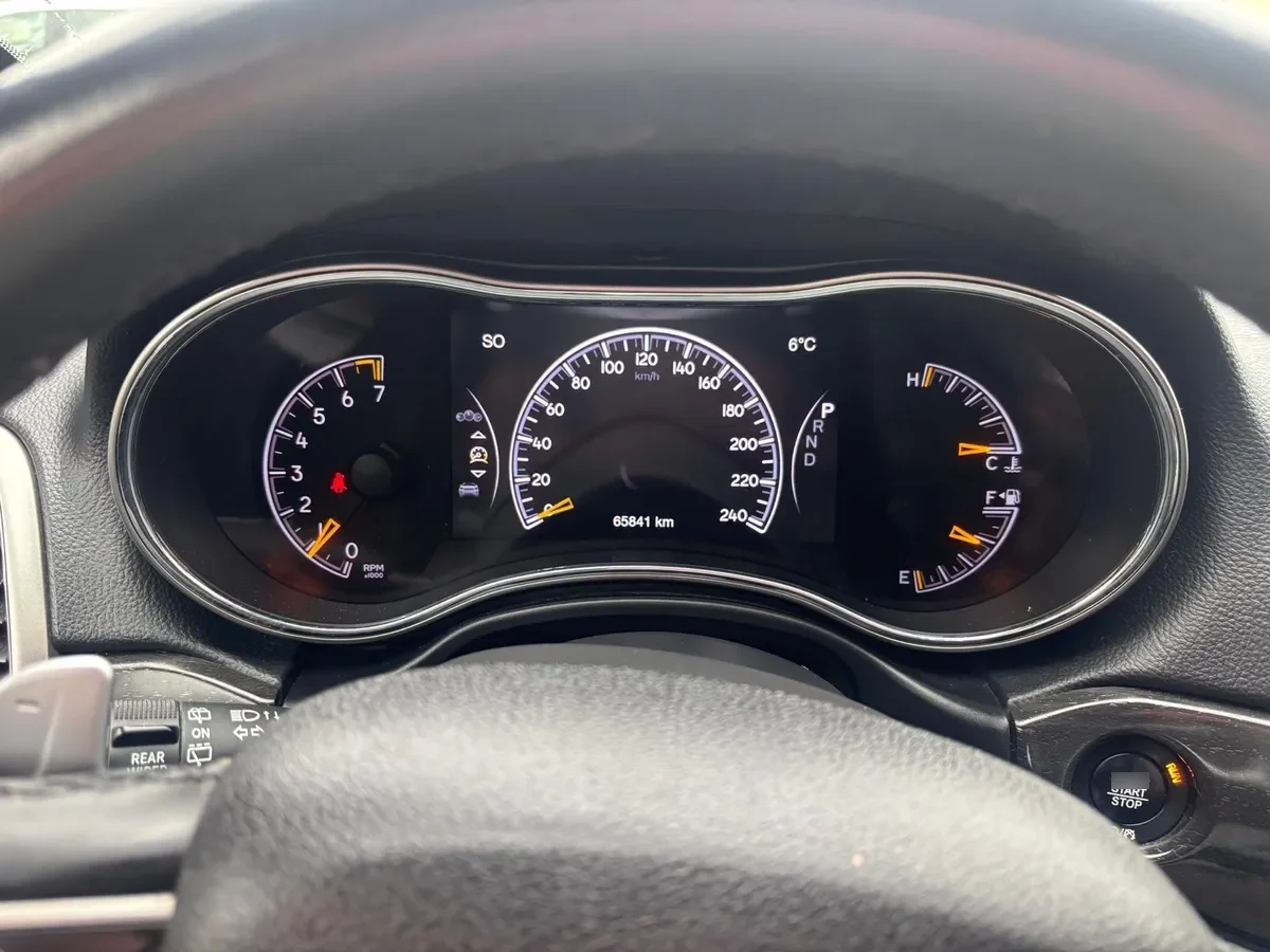 JEEP GRAND CHEROKEE 3.6 Laredo At 4x2 año 2019