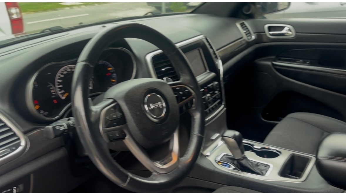 JEEP GRAND CHEROKEE 3.6 Laredo At 4x2 año 2019
