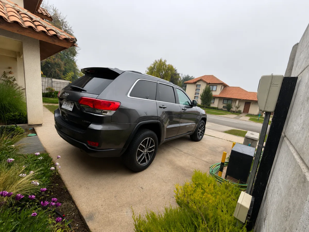 JEEP GRAND CHEROKEE 3.6 Laredo At 4x2 año 2019