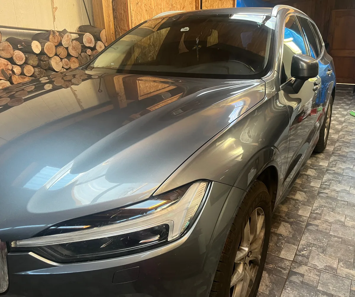 VOLVO XC60 2.4 T5 Momentum At 4x4 año 2021