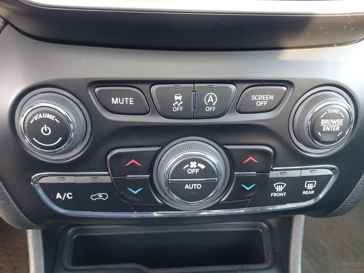 Jeep Cherokee 3.2 Limited 4x4 At 5p año 2019