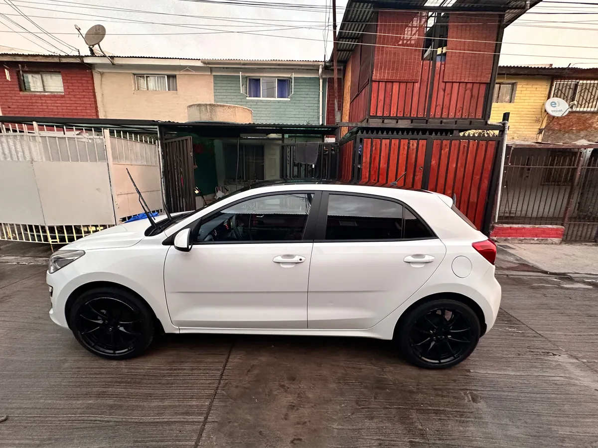 Kia Rio 5 1.4 Lx Ac Mt año 2022