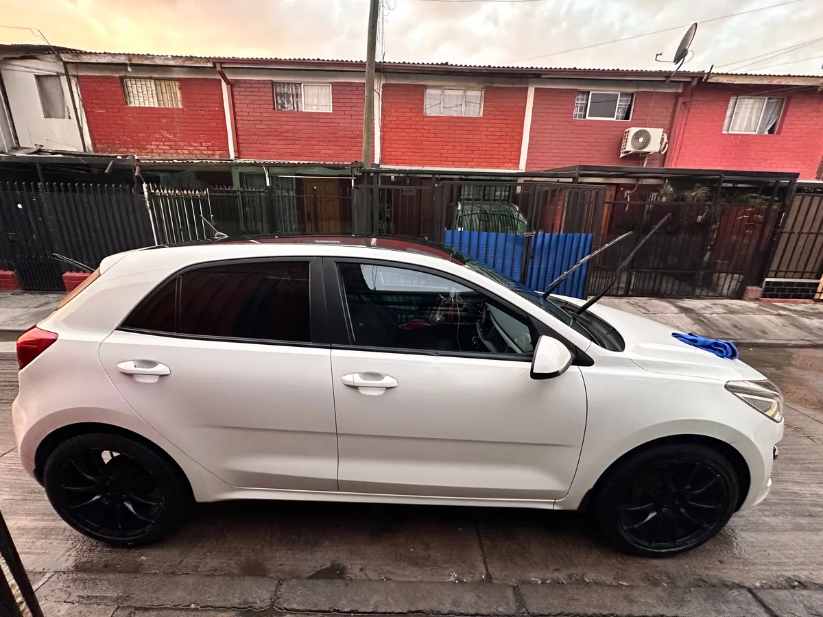 Kia Rio 5 1.4 Lx Ac Mt año 2022