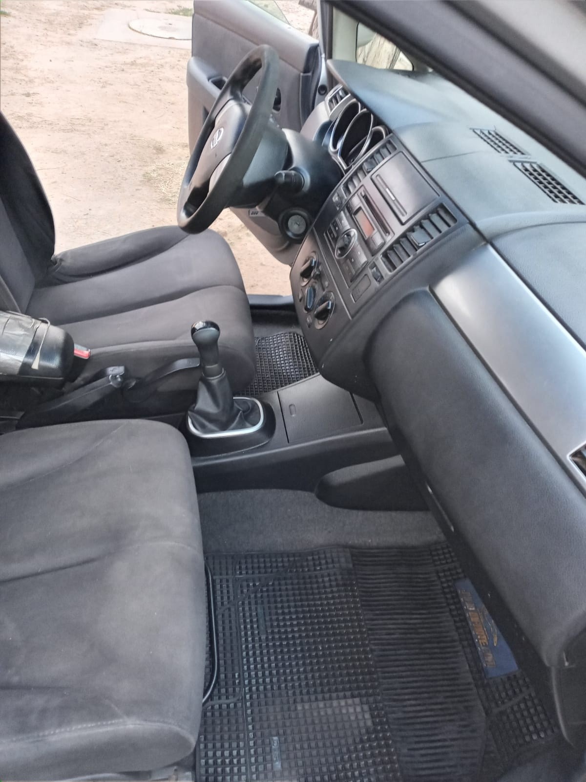 NISSAN TIIDA 1.6 Hatchback Le Ac Mt 4x2 año 2007
