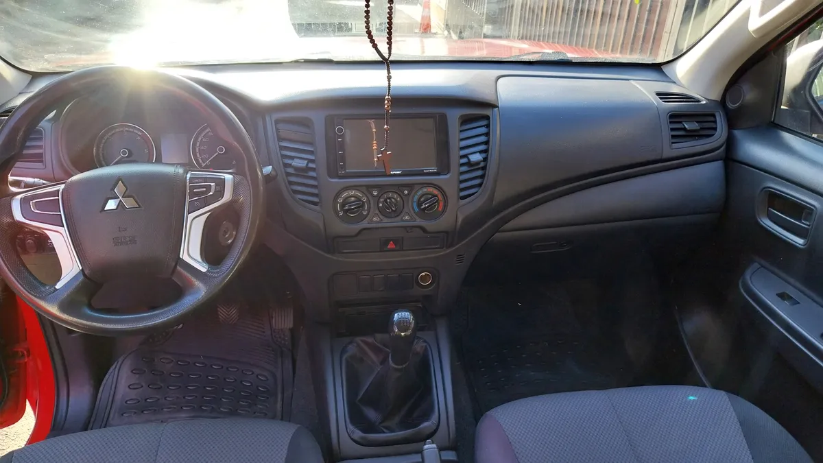 MITSUBISHI L200 2.4 Td Katana Cr Mt 4x2 Diesel año 2022