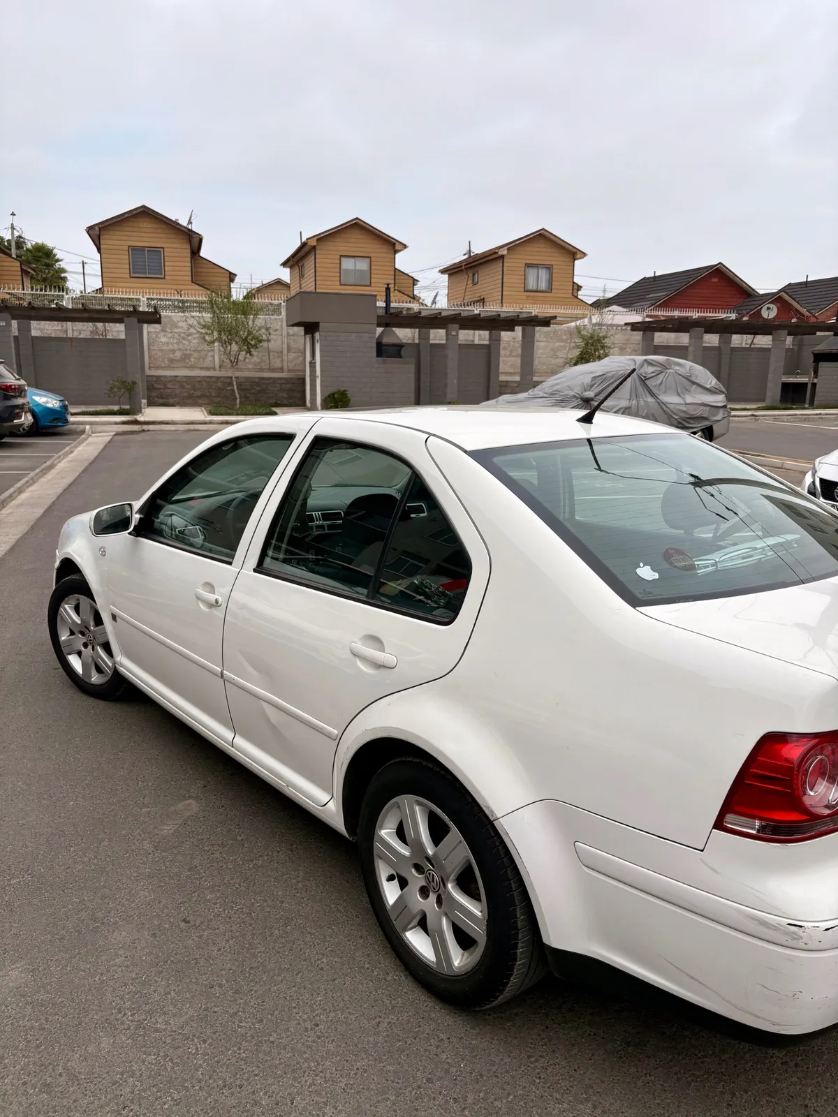 VOLKSWAGEN BORA 2.0 Trendline Mt año 2011