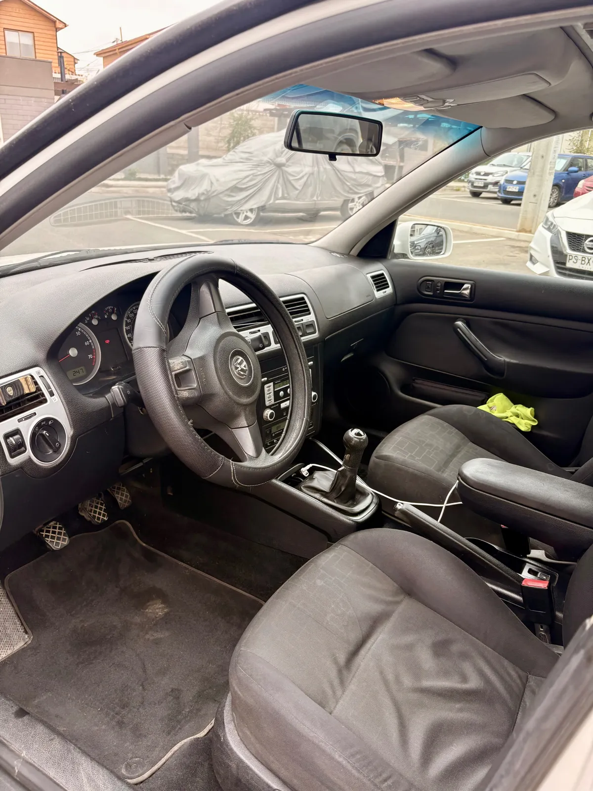 VOLKSWAGEN BORA 2.0 Trendline Mt año 2011