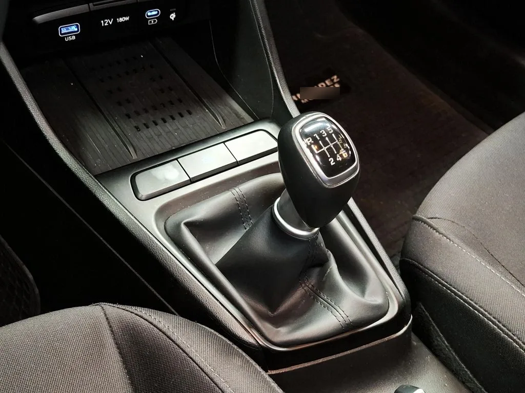 Hyundai Accent 1.5 Design 4x2 Mt 4p año 2024