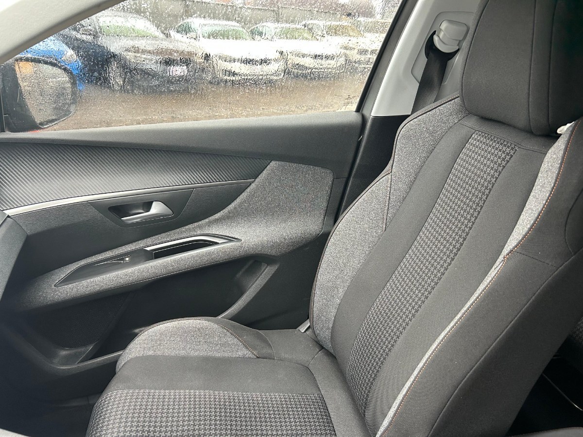 Peugeot 5008 Active Bluehdi 1.5 At año 2019