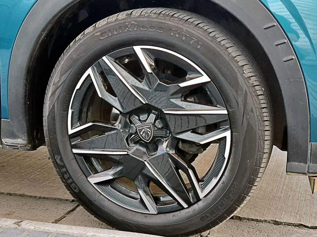 Peugeot 3008 1.2 Allure Mhev 4x2 136 Edct At 5p año 2025