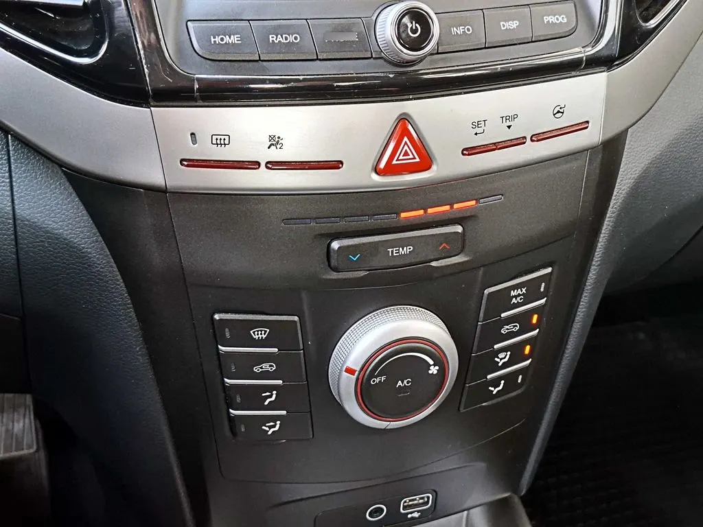 Mahindra Xuv 300 1.2t Comfort 4x2 Mt 5p año 2025