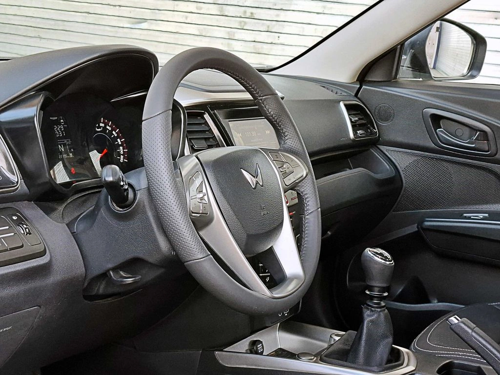 Mahindra Xuv 300 1.2t Comfort 4x2 Mt 5p año 2025