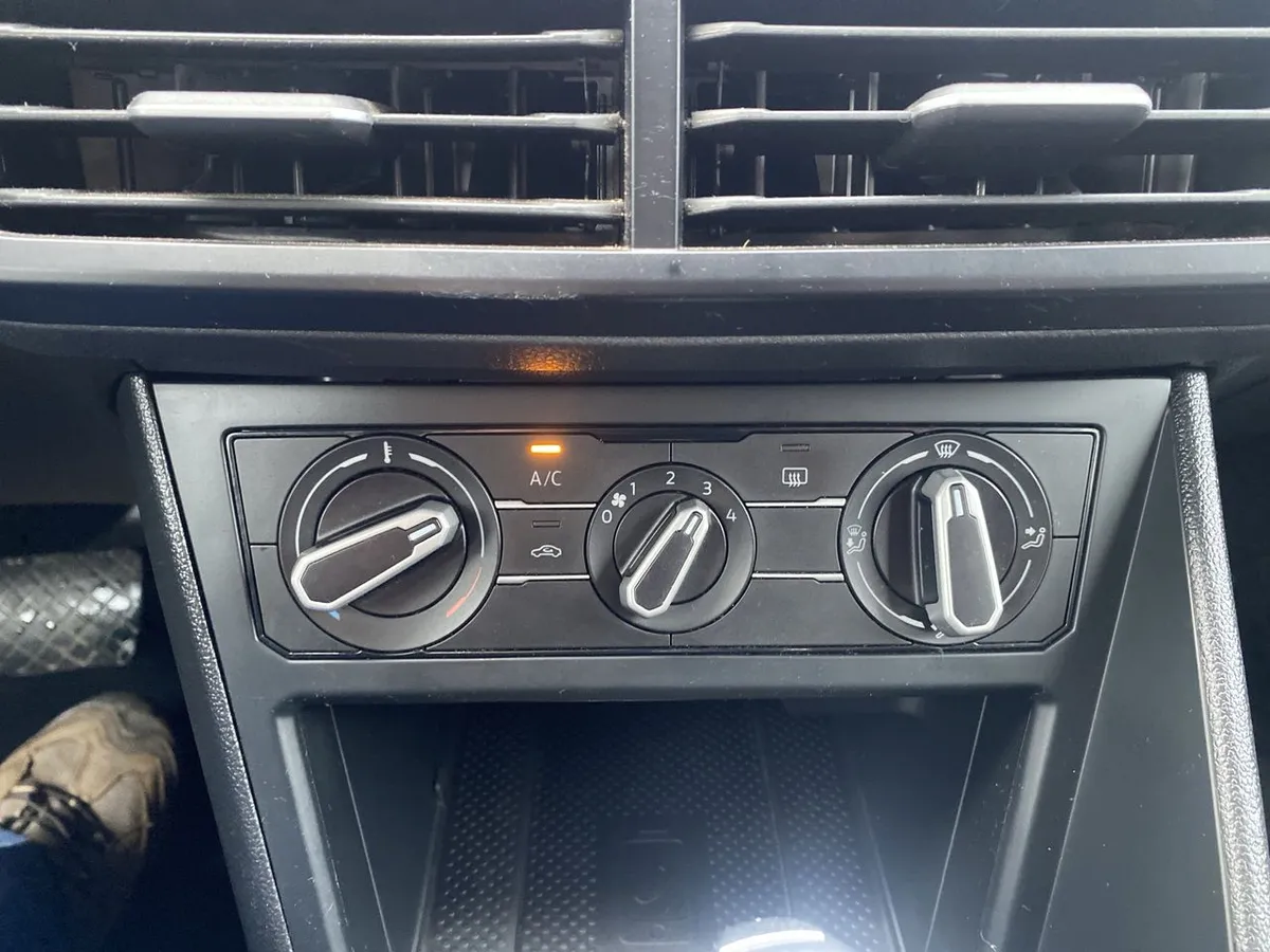 Volkswagen Nivus 1.0 Tsi Comfortline 4x2 At 5p año 2023