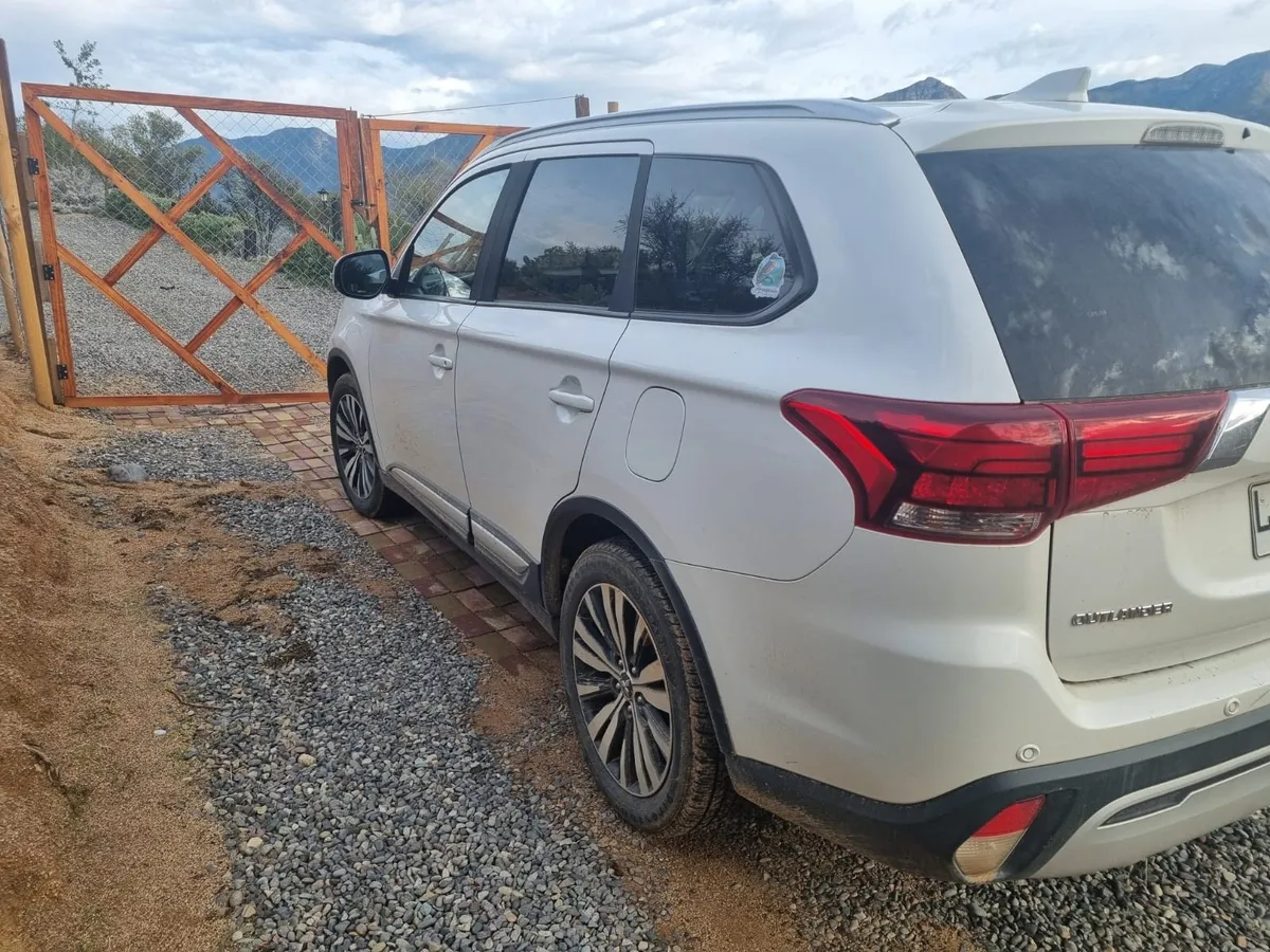 MITSUBISHI OUTLANDER 2.4 Glx At 4x4 año 2020
