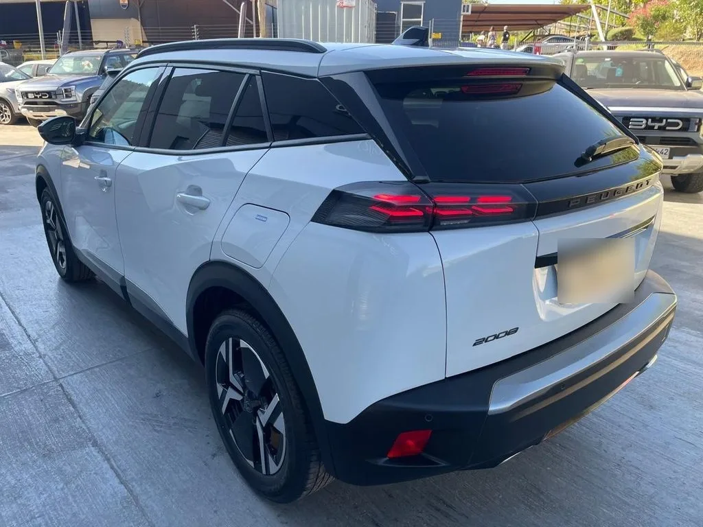 Peugeot 2008 1.2 Allure Pack Puretech 130 At año 2024