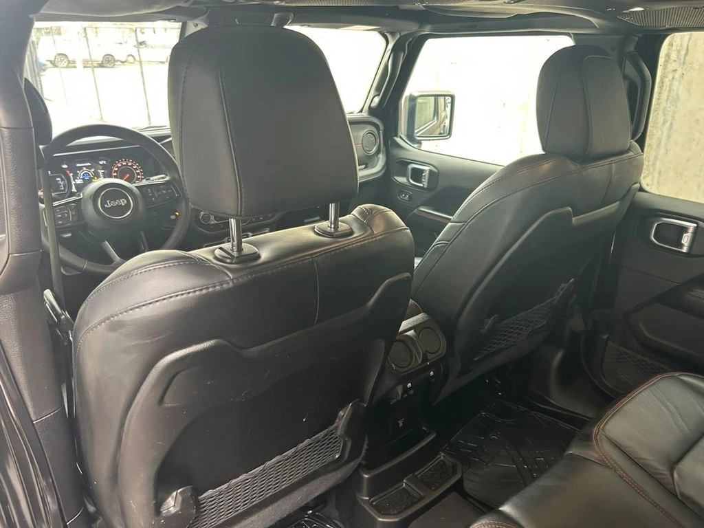 Jeep Wrangler 2.0 T Sahara At 4x4 año 2025