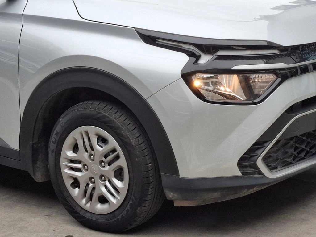 Kia Carens 1.5l Lx 4x2 6mt 5p año 2025