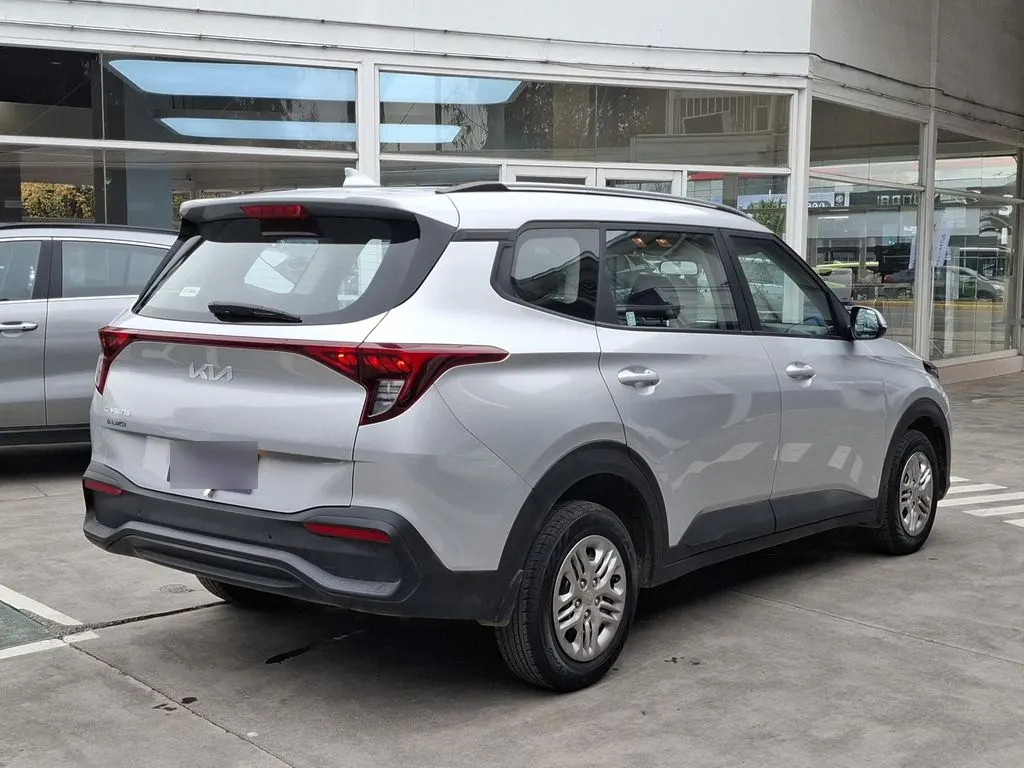 Kia Carens 1.5l Lx 4x2 6mt 5p año 2025