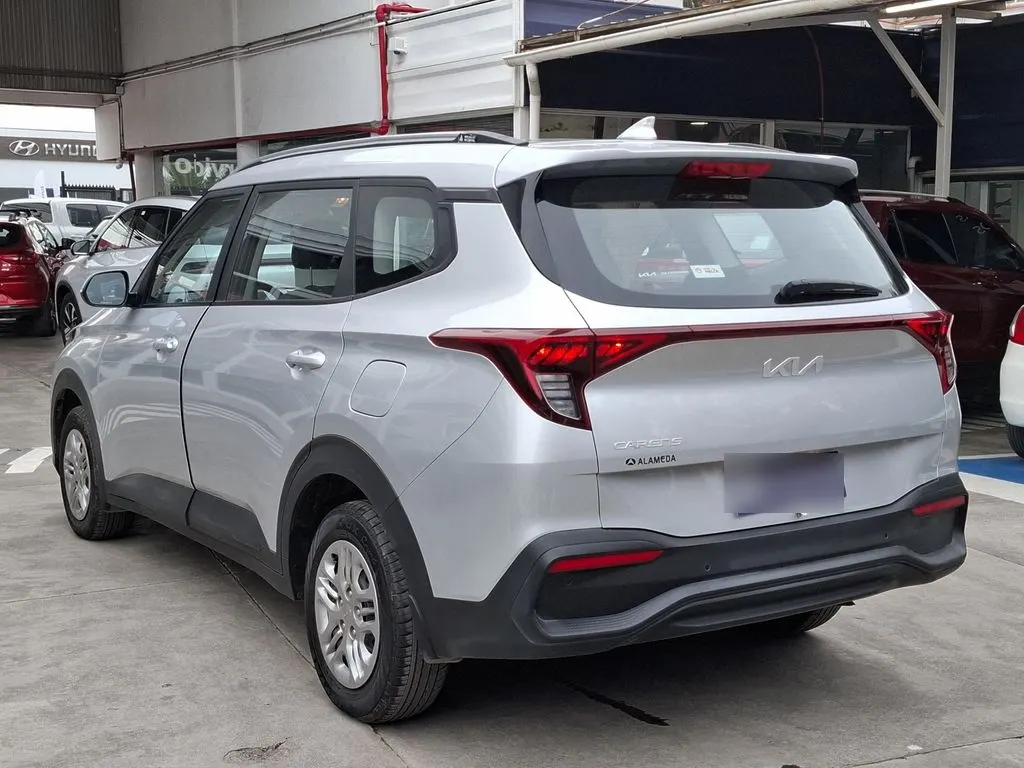 Kia Carens 1.5l Lx 4x2 6mt 5p año 2025