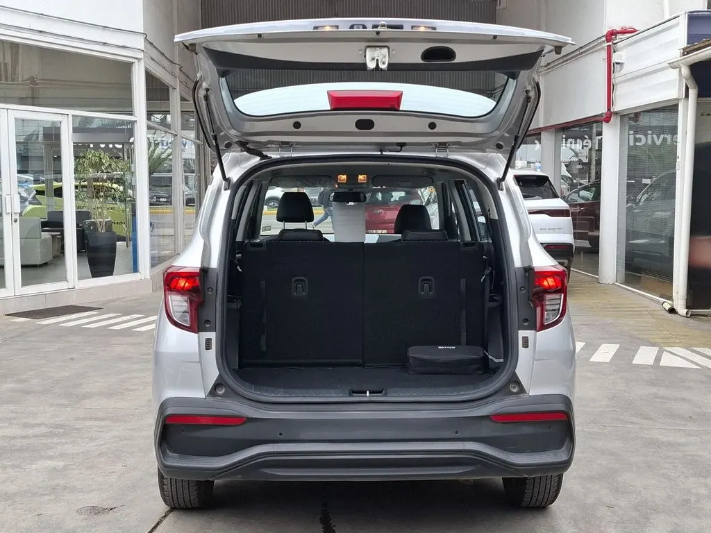 Kia Carens 1.5l Lx 4x2 6mt 5p año 2025