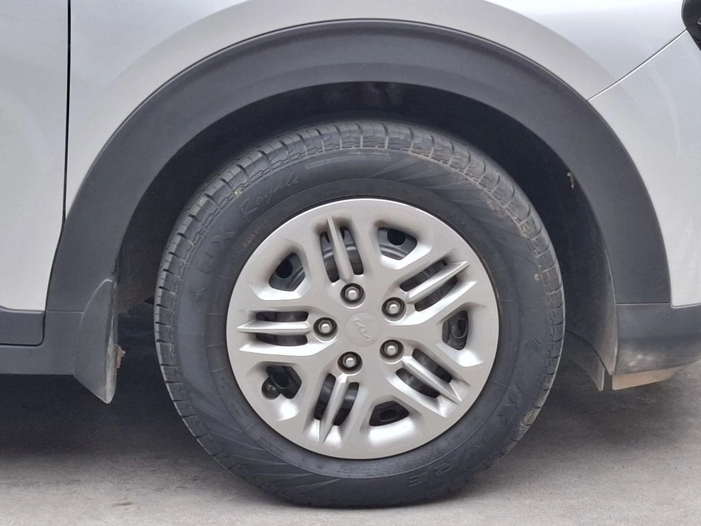 Kia Carens 1.5l Lx 4x2 6mt 5p año 2025