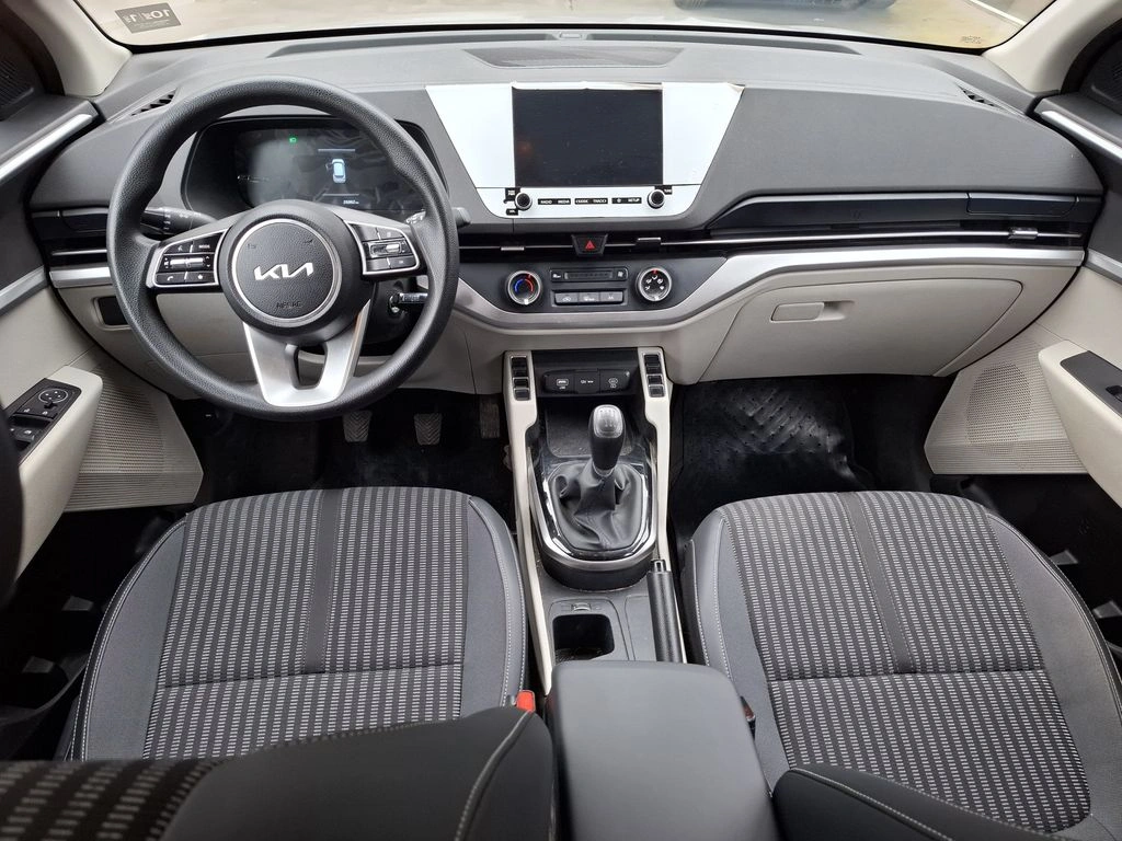 Kia Carens 1.5l Lx 4x2 6mt 5p año 2025