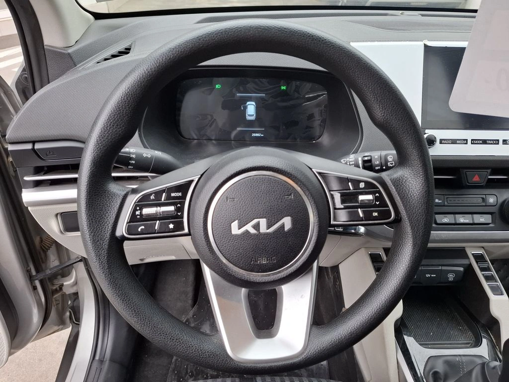 Kia Carens 1.5l Lx 4x2 6mt 5p año 2025