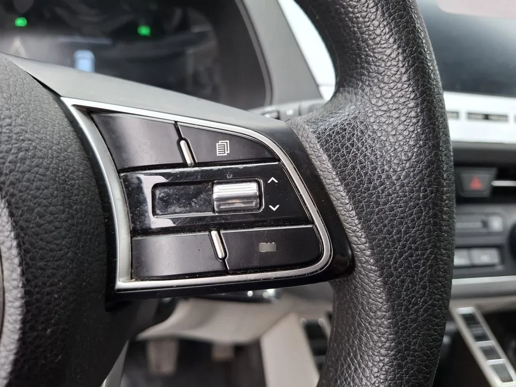 Kia Carens 1.5l Lx 4x2 6mt 5p año 2025
