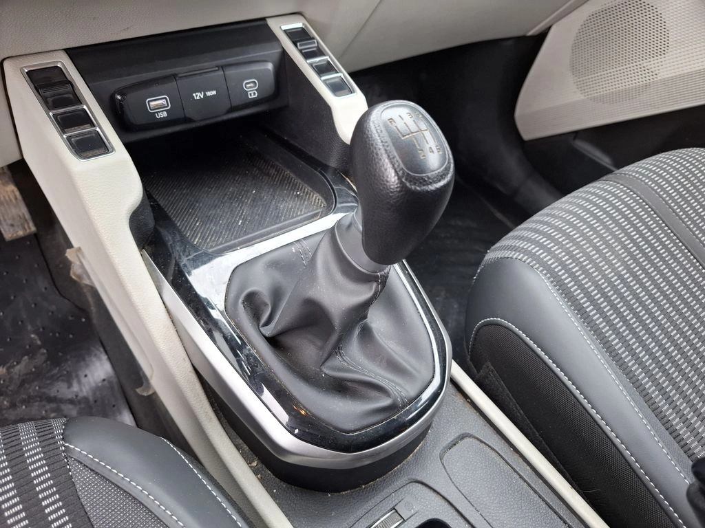Kia Carens 1.5l Lx 4x2 6mt 5p año 2025