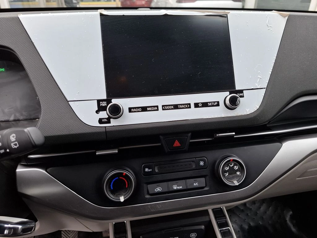 Kia Carens 1.5l Lx 4x2 6mt 5p año 2025